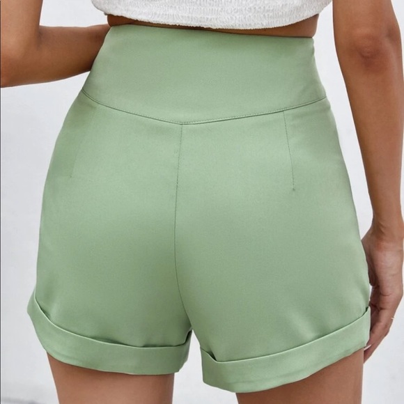 Cuffed hem plicated green shorts - Picture 3 of 7
